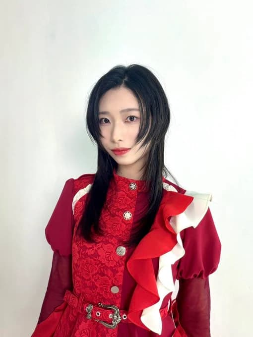 アイドルグループ「NUANCE」の日本人アイドル汐崎初音 2025年プロモーション写真