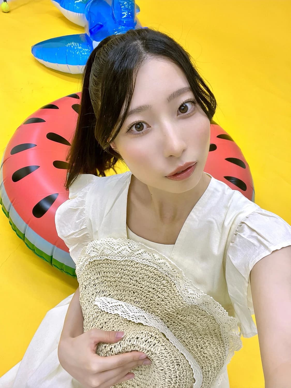 アイドルグループ「NUANCE」の日本人アイドル汐崎初音 2025年プロモーション写真「トロピカルサマ」