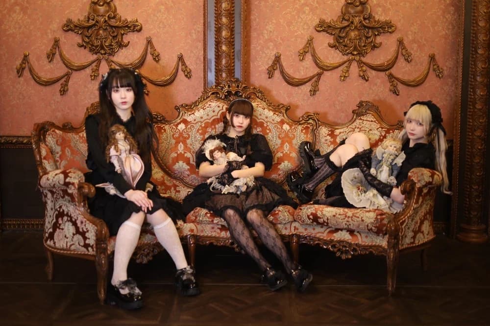 Gothic-inspired idol group Yubiningyou official group picture (2024)
